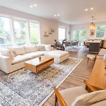 Comfy Family Home, Walkable Neighborhood + Patio!
