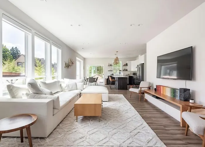 Comfy Family Home, Walkable Neighborhood + Patio!