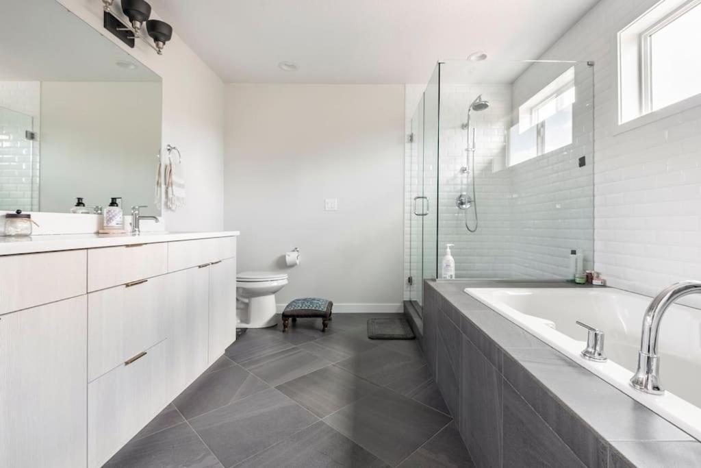 Comfy Family Home, Walkable Neighborhood + Patio! Holiday home Portland