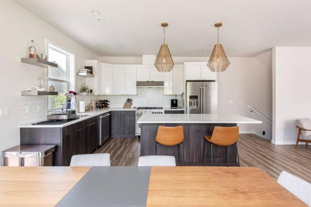 Comfy Family Home, Walkable Neighborhood + Patio! Holiday home