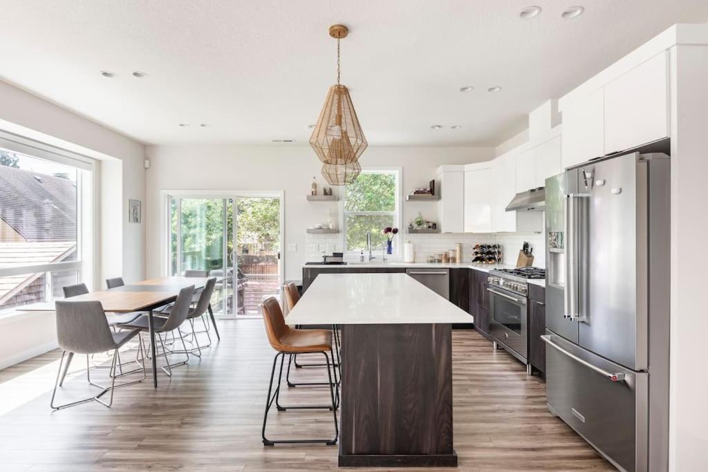 Comfy Family Home, Walkable Neighborhood + Patio! *