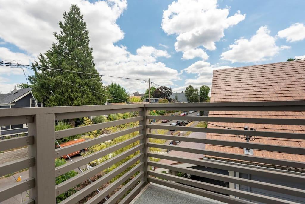 Comfy Family Home, Walkable Neighborhood + Patio! Holiday home *