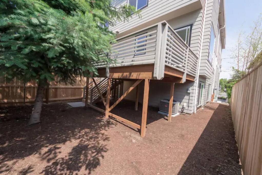 Comfy Family Home, Walkable Neighborhood + Patio! Holiday home Portland