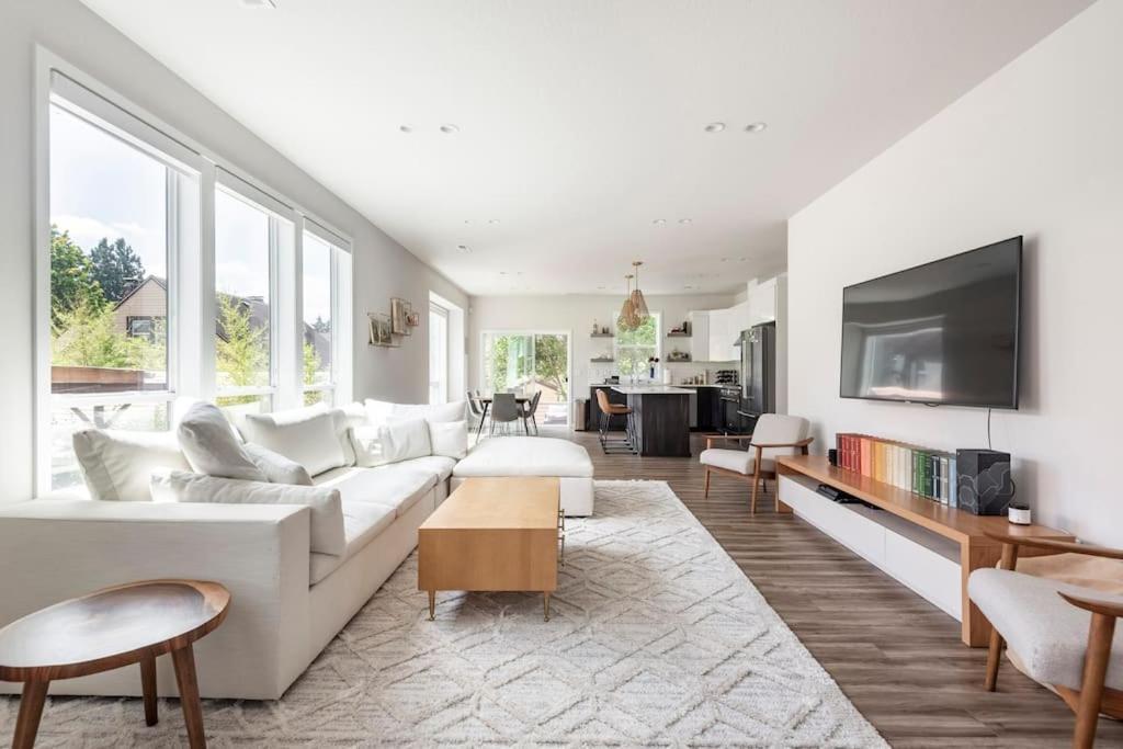 Comfy Family Home, Walkable Neighborhood + Patio! Holiday home Portland