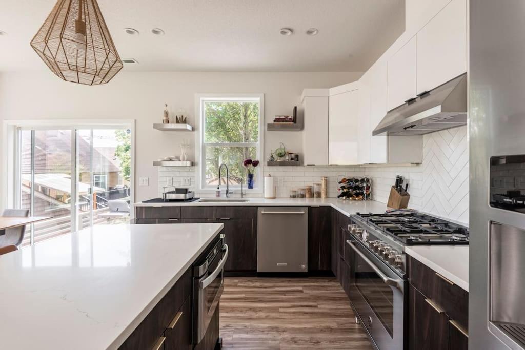 Comfy Family Home, Walkable Neighborhood + Patio! Holiday home