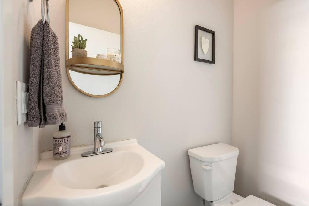 Comfy Family Home, Walkable Neighborhood + Patio! Holiday home Portland