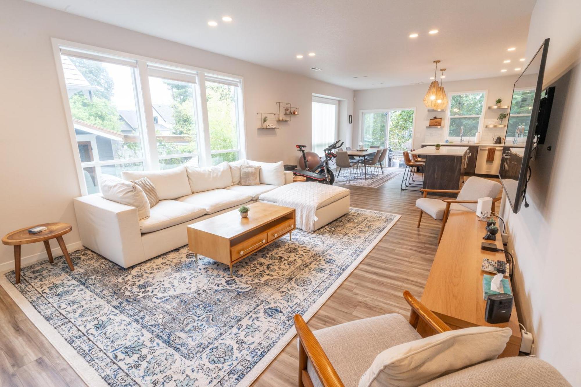 Comfy Family Home, Walkable Neighborhood + Patio! Holiday home