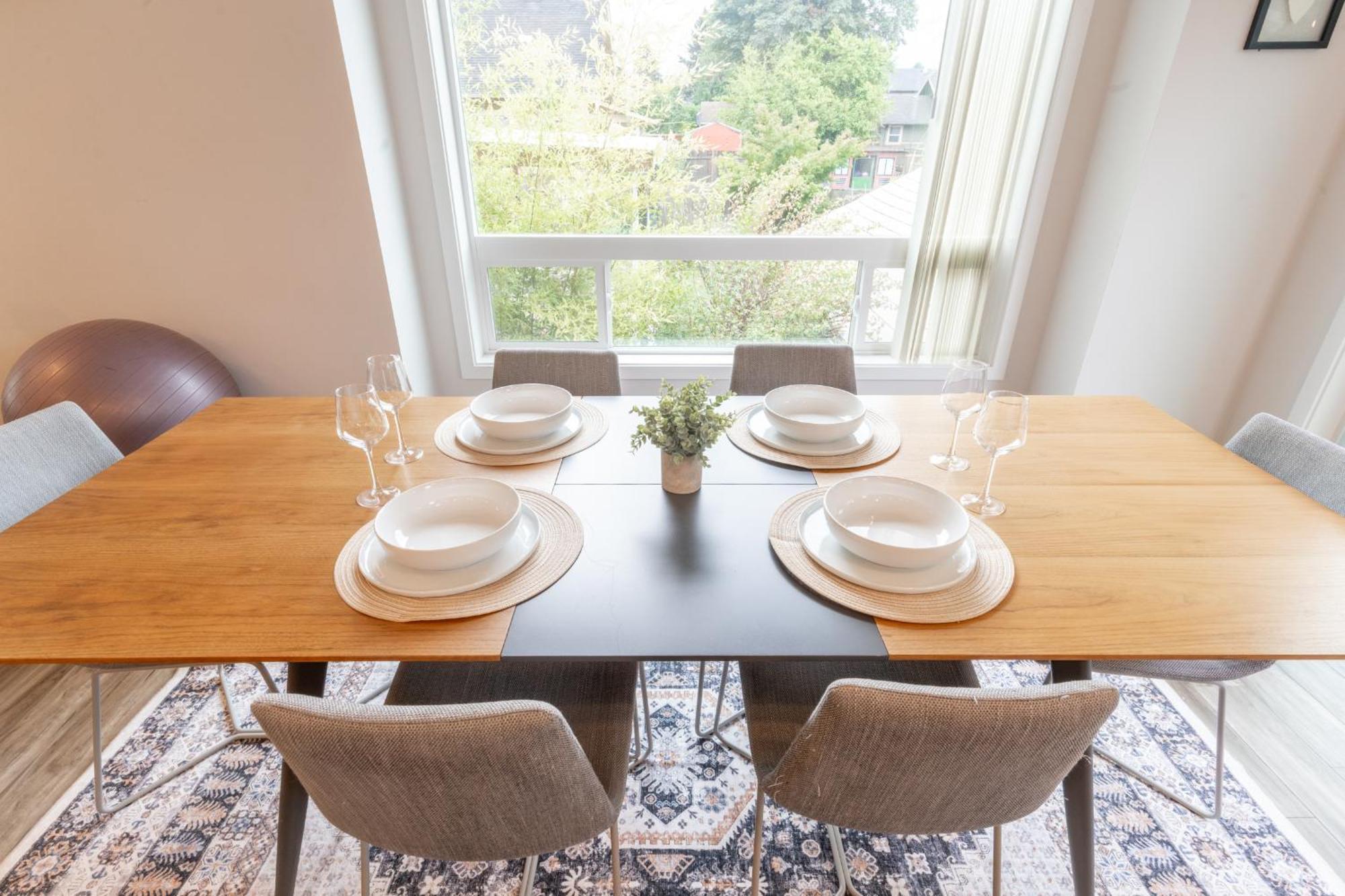 Comfy Family Home, Walkable Neighborhood + Patio! Holiday home *