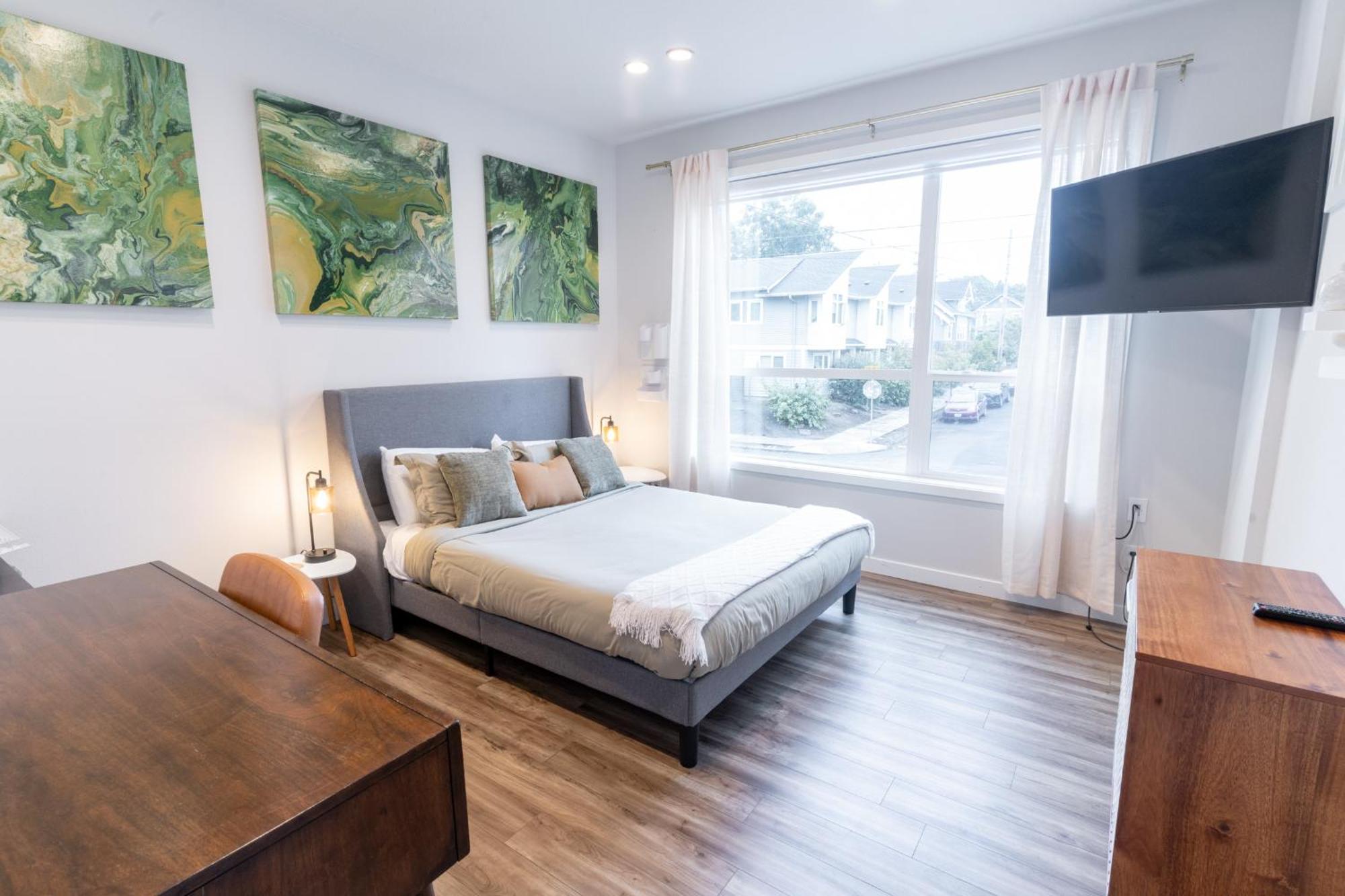 Comfy Family Home, Walkable Neighborhood + Patio! Holiday home