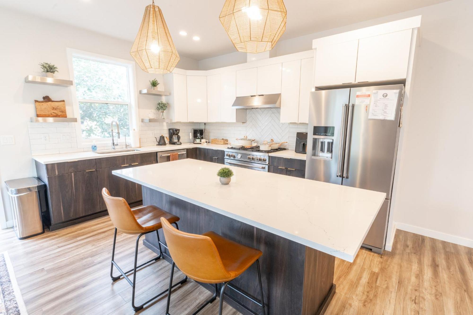 Comfy Family Home, Walkable Neighborhood + Patio! Holiday home *
