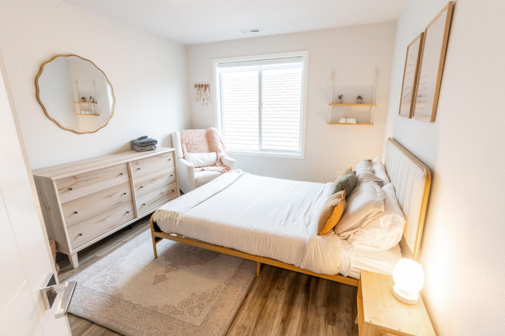 Comfy Family Home, Walkable Neighborhood + Patio! Holiday home *